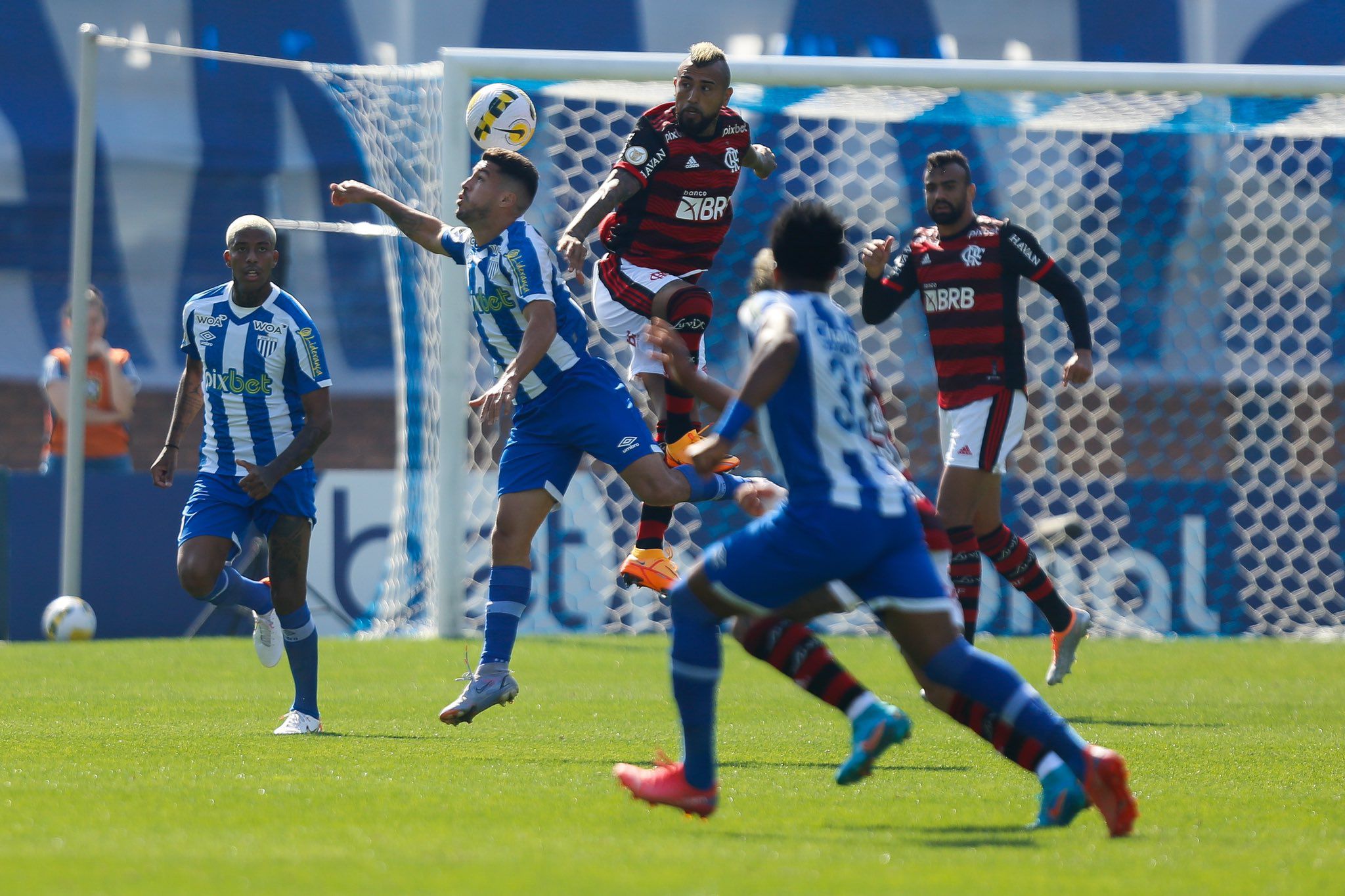 Arturo Vidal disputa el balón en el triunfo de Flamengo sobre Avai.