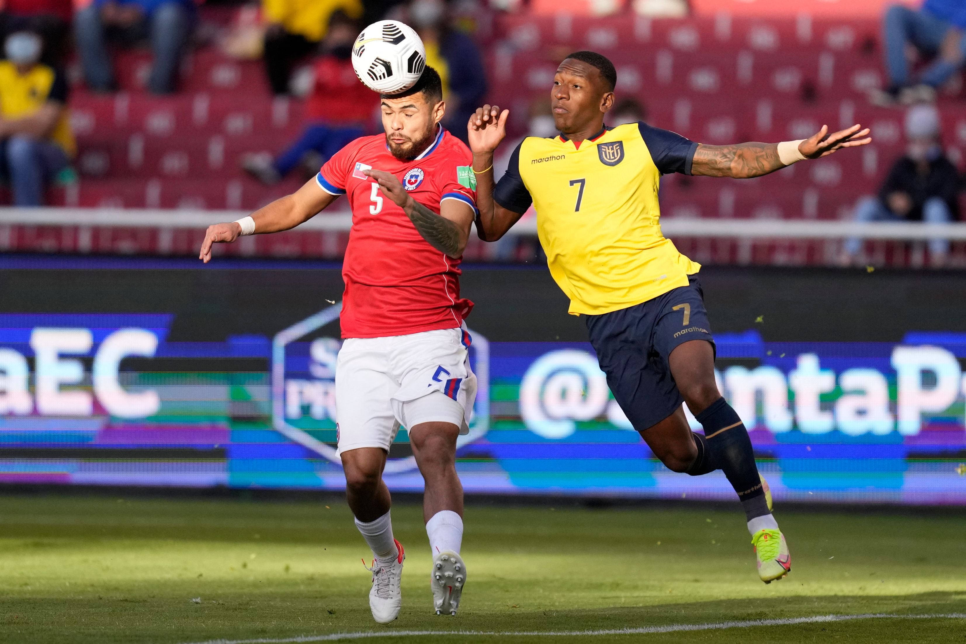 Paulo Díaz enfrenta a Pervis Estupiñán en el duelo entre Ecuador y Chile, en Quito