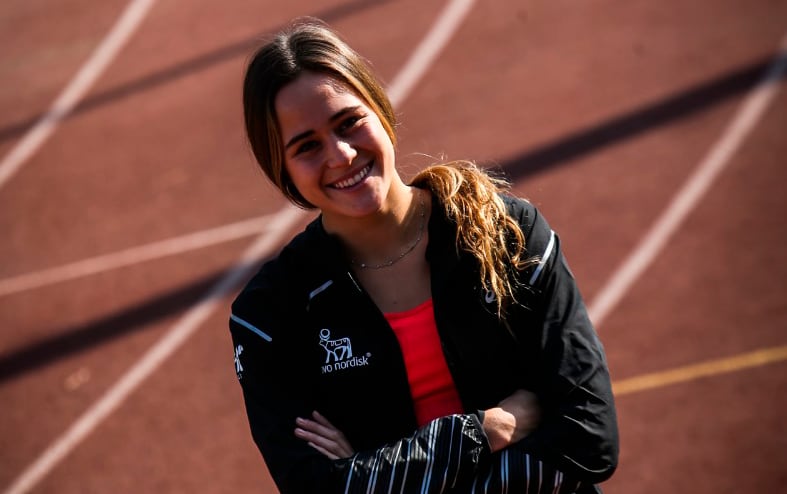 María Ignacia Montt, ganadora de los 100 metros planos en el campeonato nacional, posa en la pista dos del Estadio Nacional. Foto: Pedro Rodríguez.