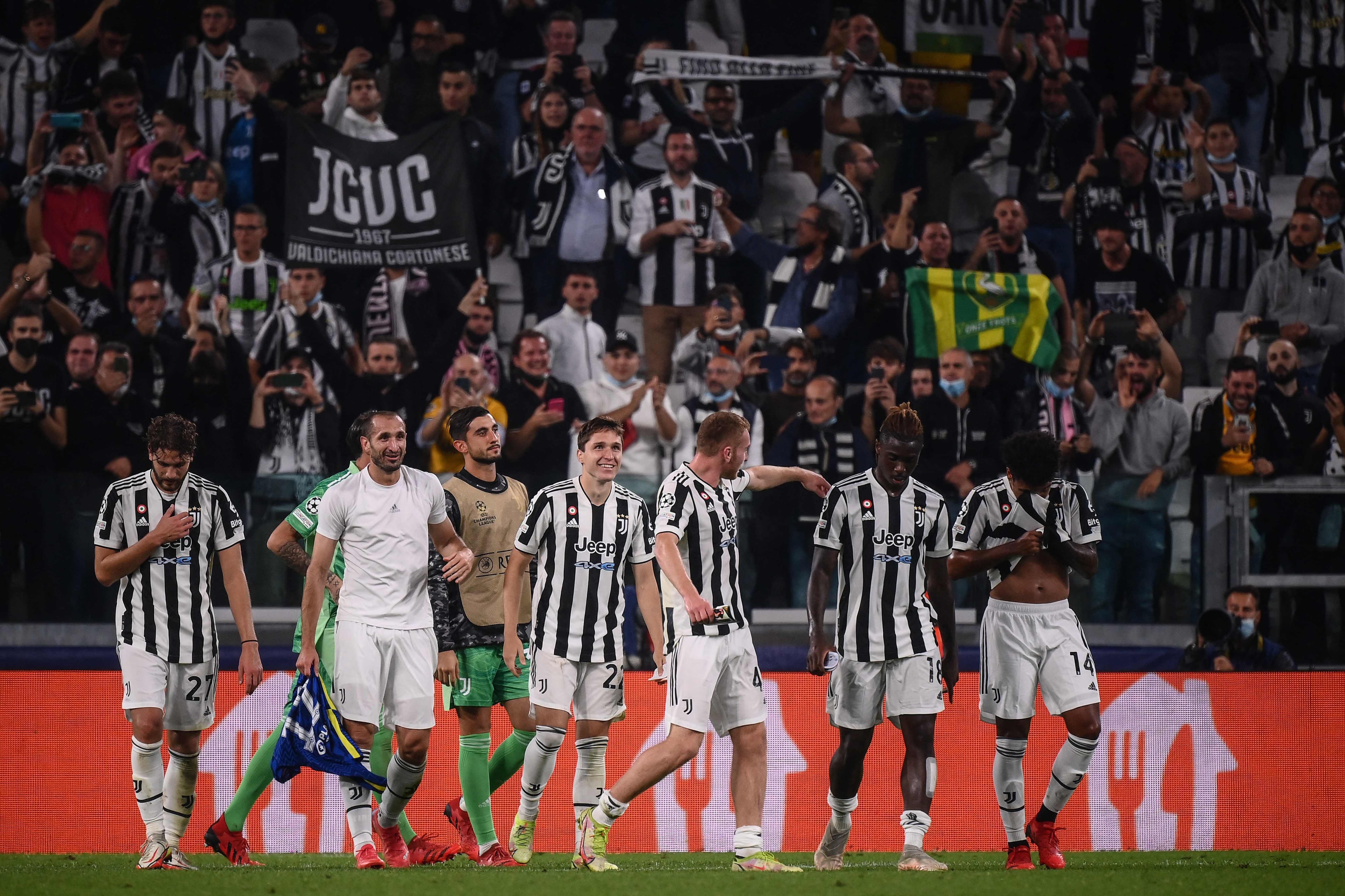 La Juventus se abraza tras el gol de Chiesa