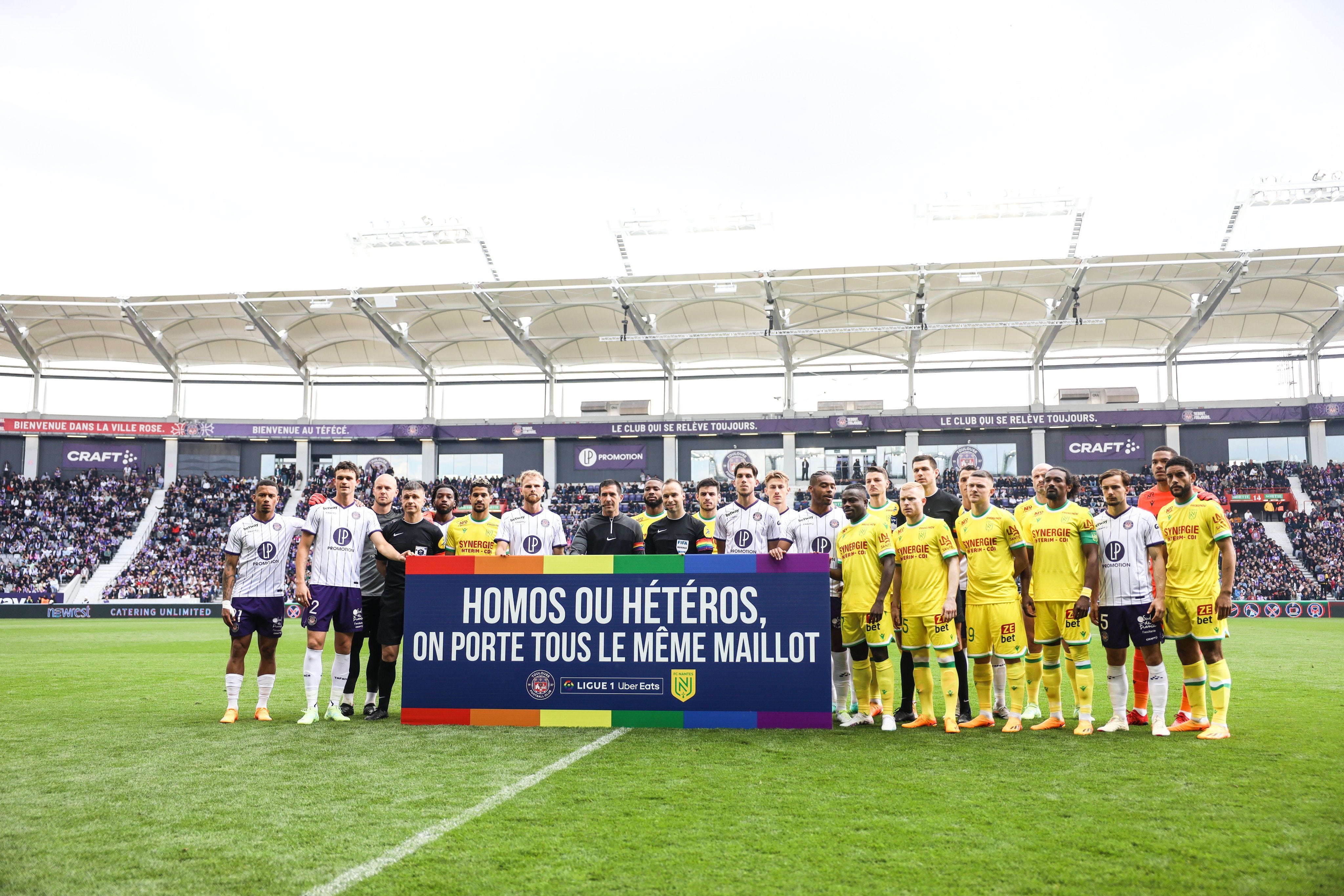 Los jugadores del Toulouse y Nantes en la previa del partido que los enfrentó.