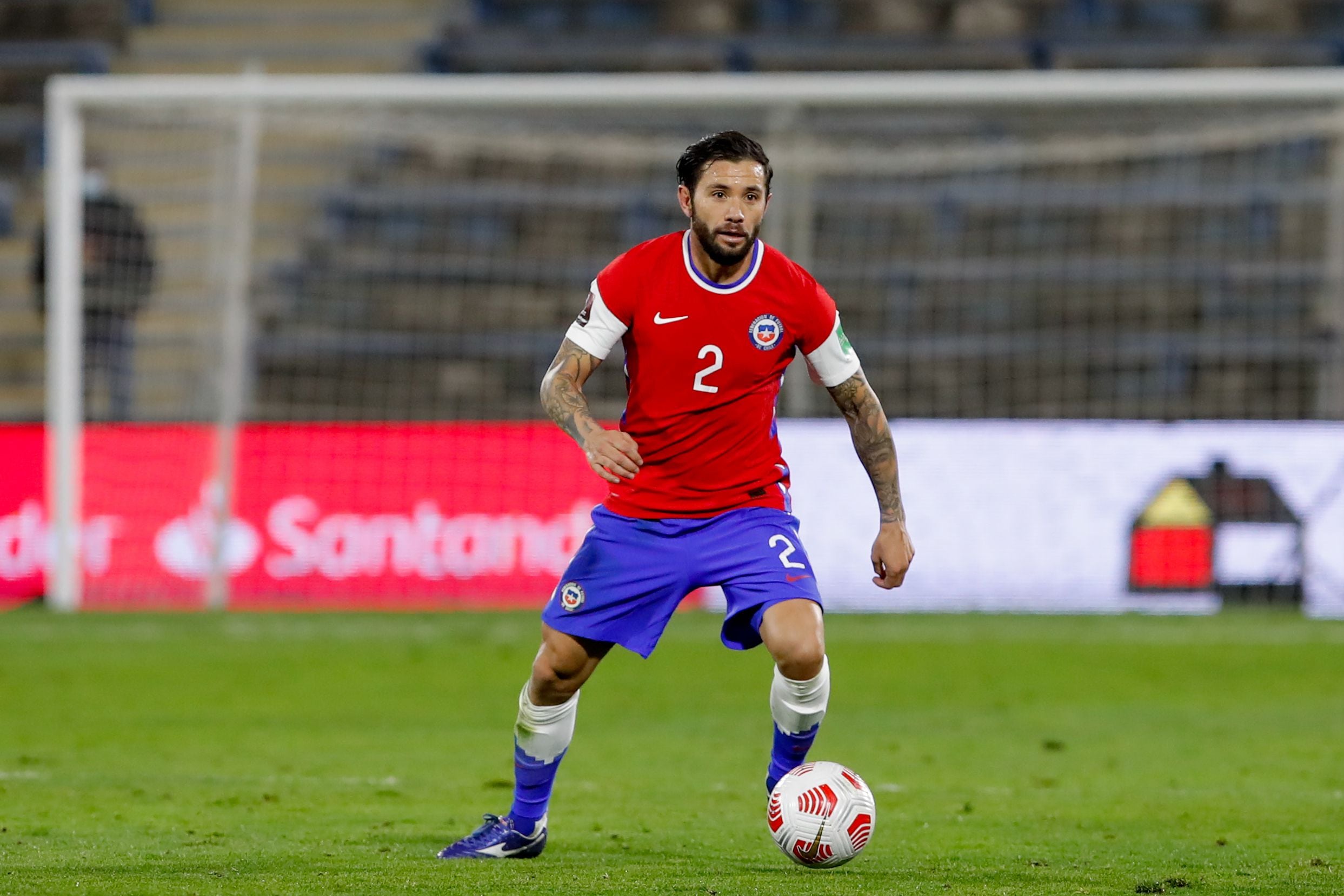 Eugenio Mena puede volver al estadio San Carlos de Apoquindo en 2023, esta vez como jugador de Universidad Católica.