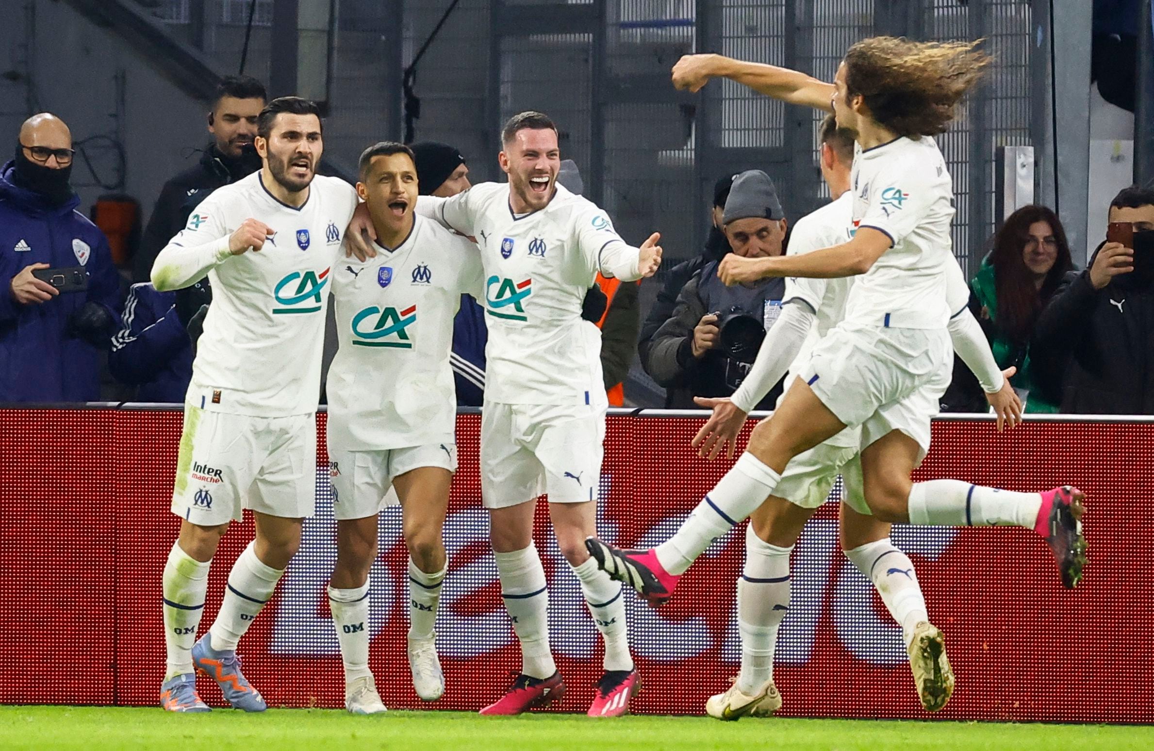 Alexis Sánchez celebra después de anotarle al PSG