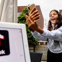 Macron propone prohibir el celular a niños franceses hasta los 11 años y redes sociales hasta los 15