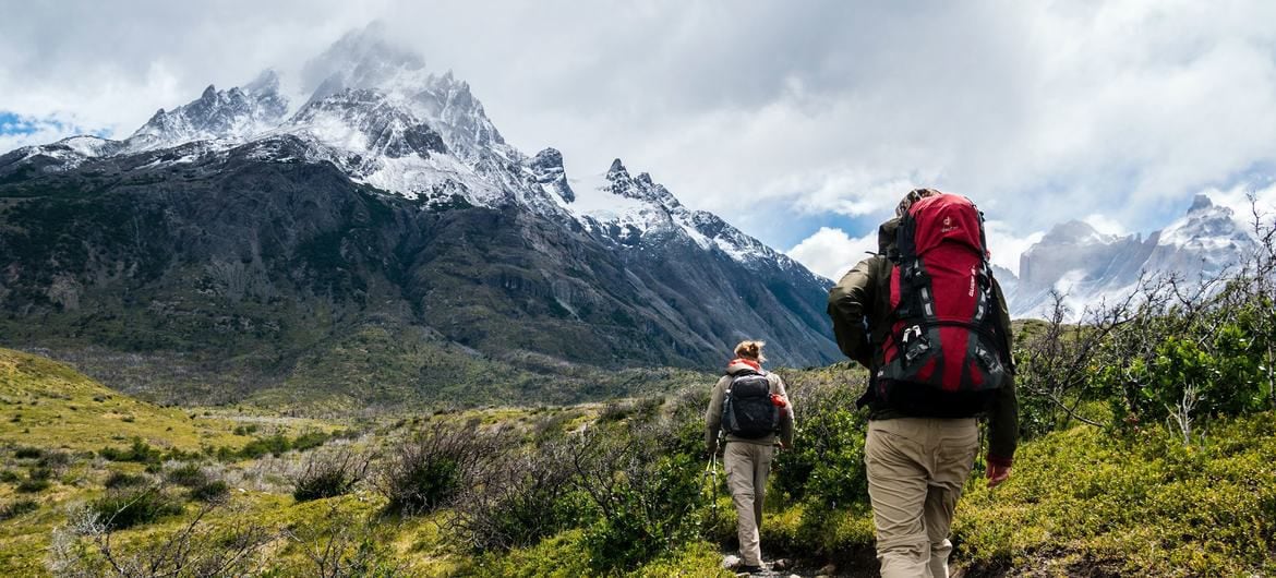 Unsplash/Toomas Tartes Dos excursionistas recorren las montañas de Chile.