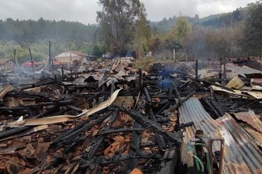 Ataque incendiario a molino de 100 años deja tres heridos de gravedad
FOTO: MANUEL ARAVENA/AGENCIAUNO
