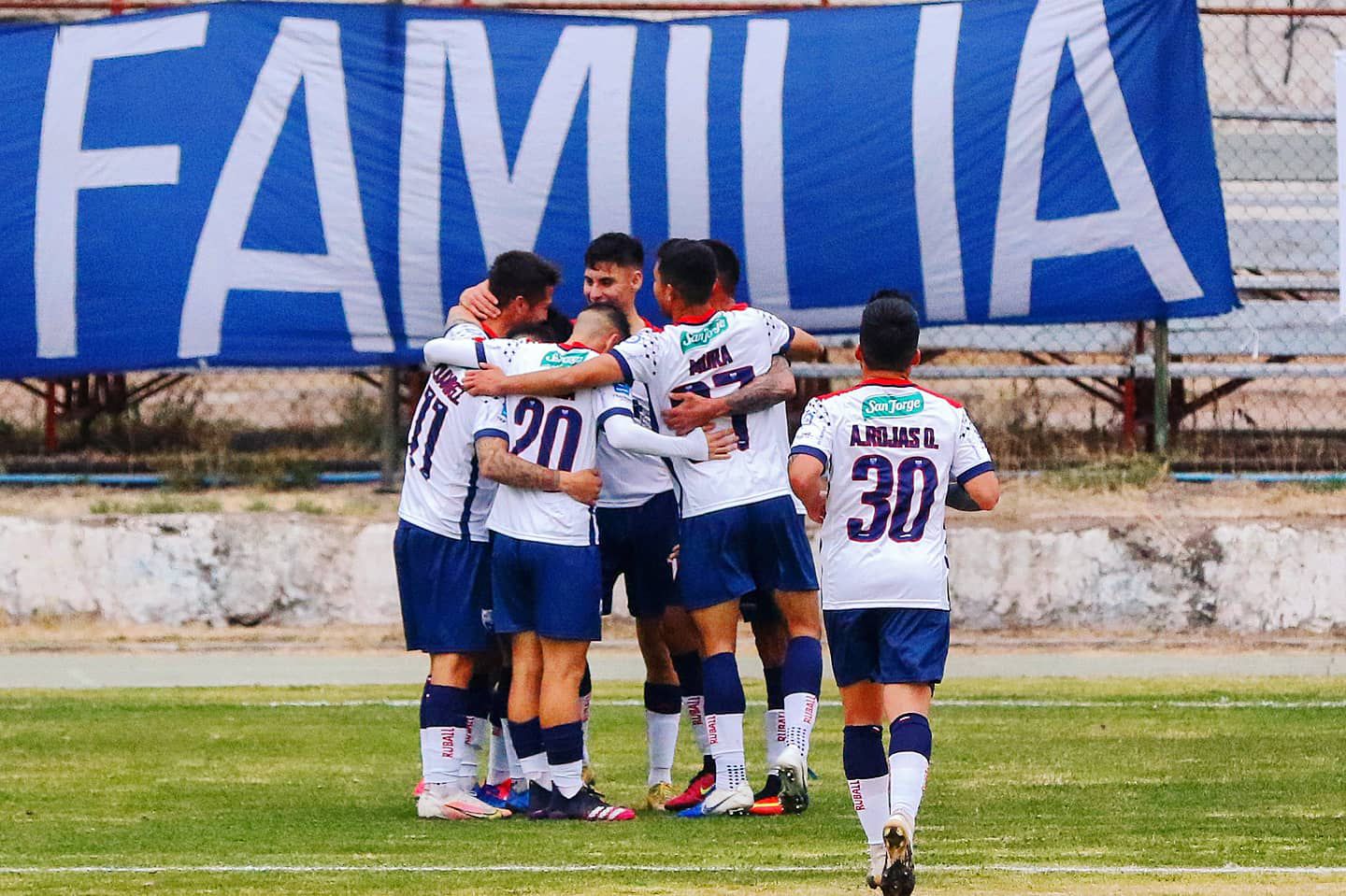 Deportes Recoleta se abrazó tras vencer a San Luis, pero ahora corre riesgo de quedar fuera de la Copa Chile.