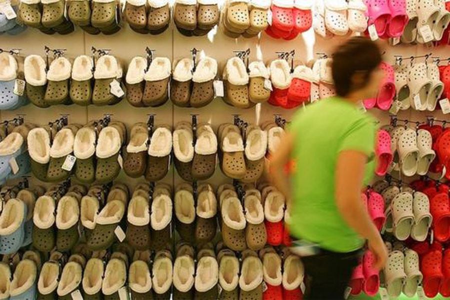 Te parecen feas las sandalias Crocs? Ese es exactamente el secreto de su  éxito - La Tercera