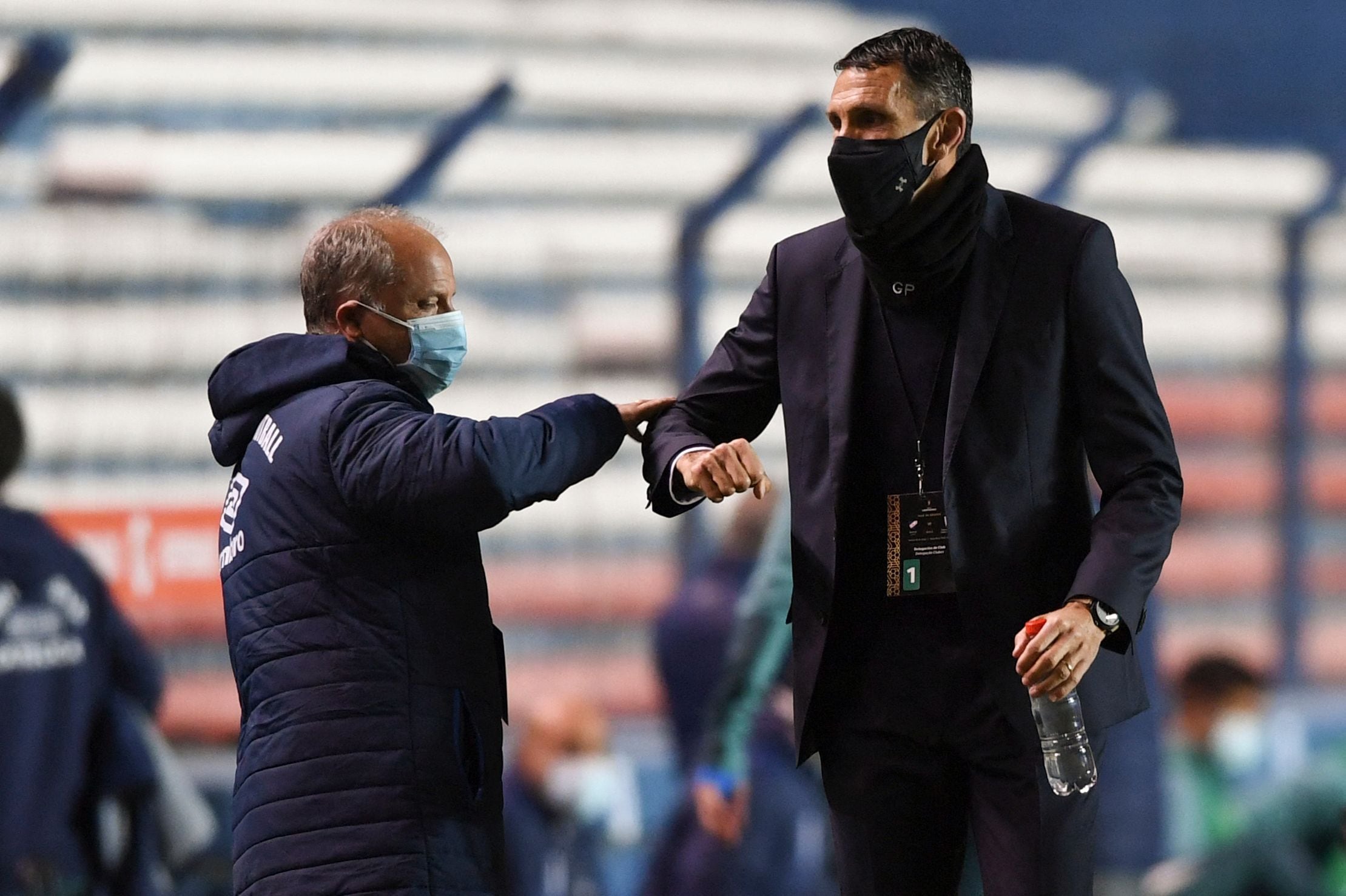 Gustavo Poyet, técnico de Universidad Católica, en el partido ante Nacional de Uruguay, en Montevideo, por la Copa Libertadores.