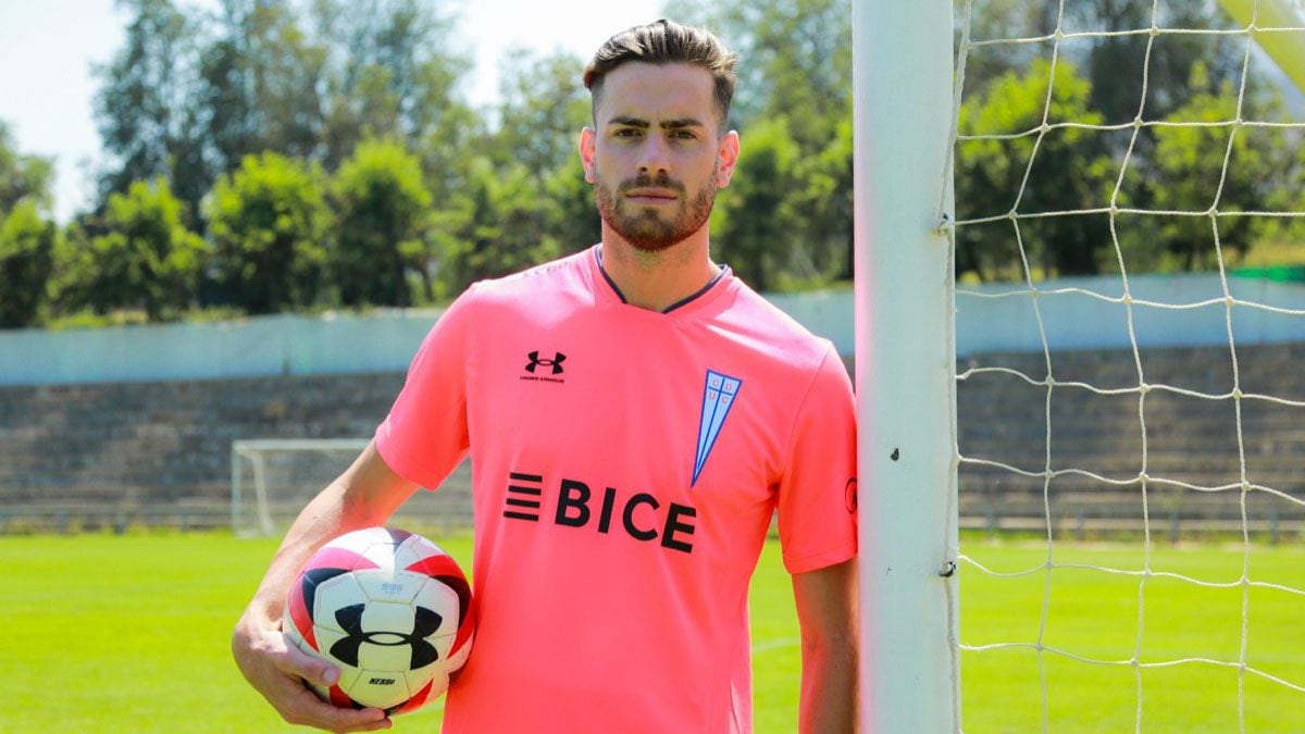 Lucas Melano en San Carlos de Apoquindo, vistiendo la camiseta de entrenamiento de la UC.