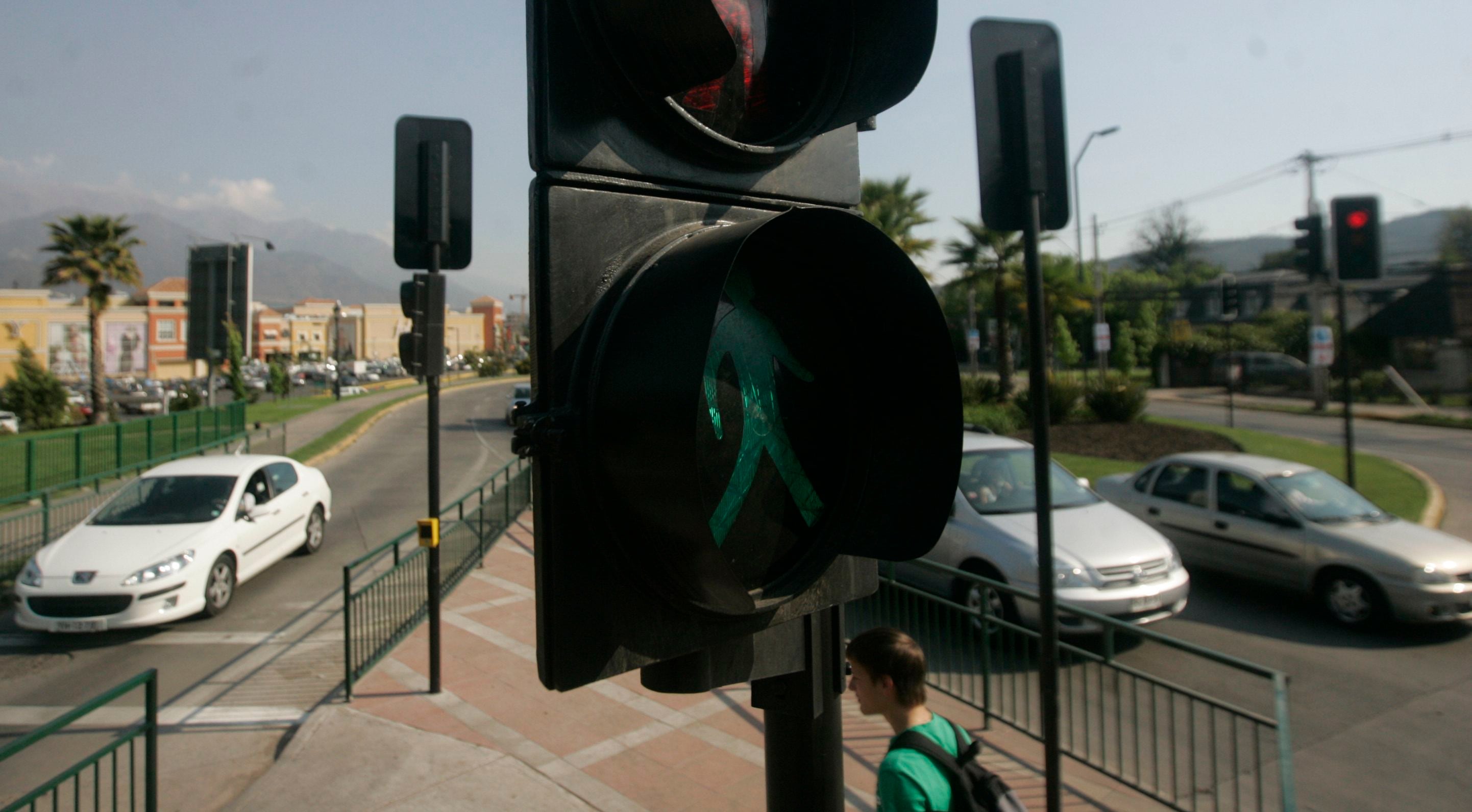 En caso de accidente: ¿Quién paga y cuánto cuesta un semáforo, un poste o un disco Pare?