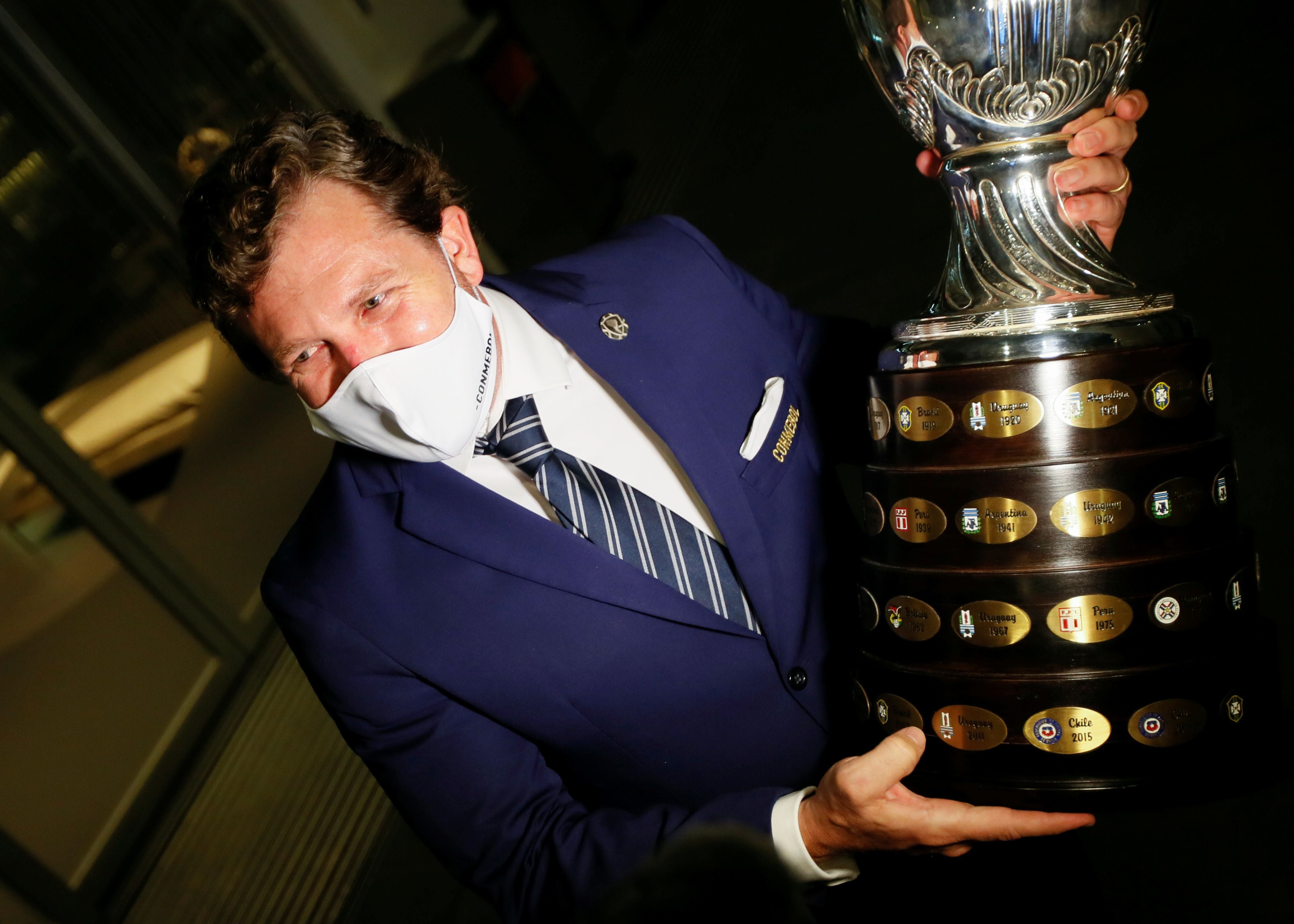 Alejandro Domínguez sostiene la Copa América.