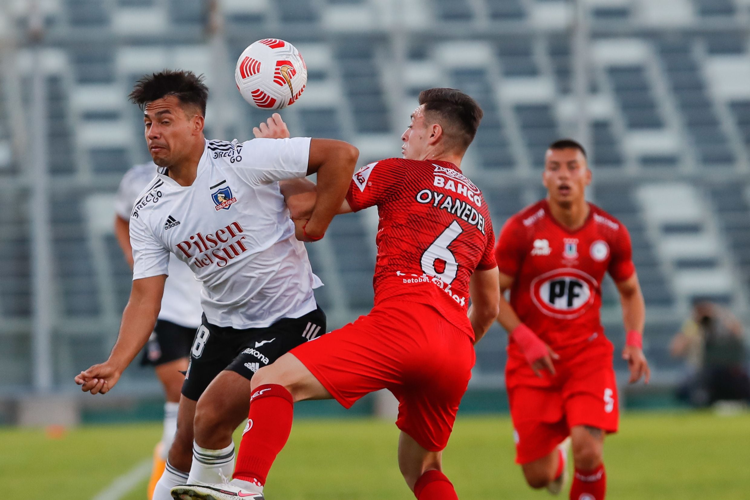 Iván Morales, de Colo Colo, disputa un balón con Yerko Oyanedel, de Unión La Calera, en el empate sin goles registrado en el estadio Monumental. Foto: AgenciaUno.