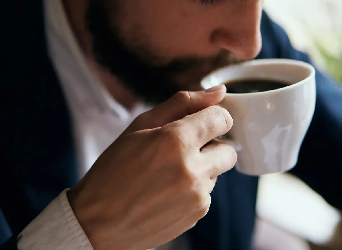 Cómo tomar café engaña a tu cuerpo y puede provocar una peligrosa acumulación de sueño