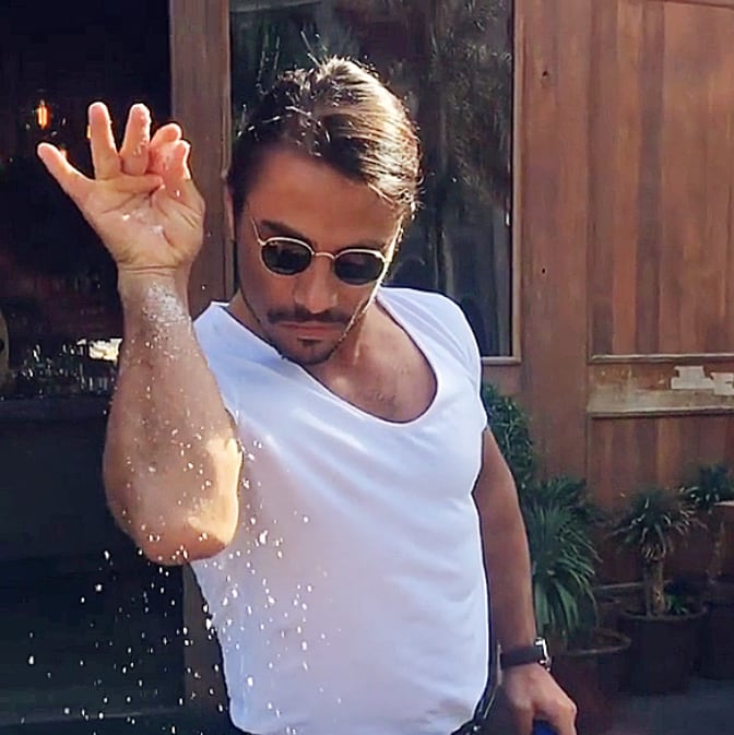 Salt Bae realiza su característico gesto