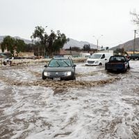 Conducción con lluvia: ¿Qué hacer si mi auto se queda atrapado en una inundación?