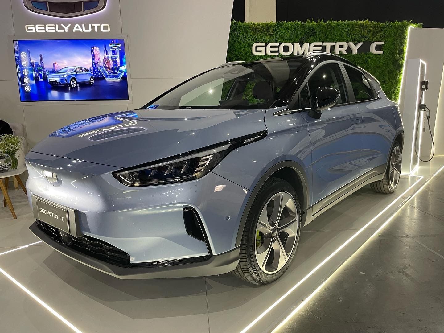 Geely abre su círculo eléctrico con el Geometry C