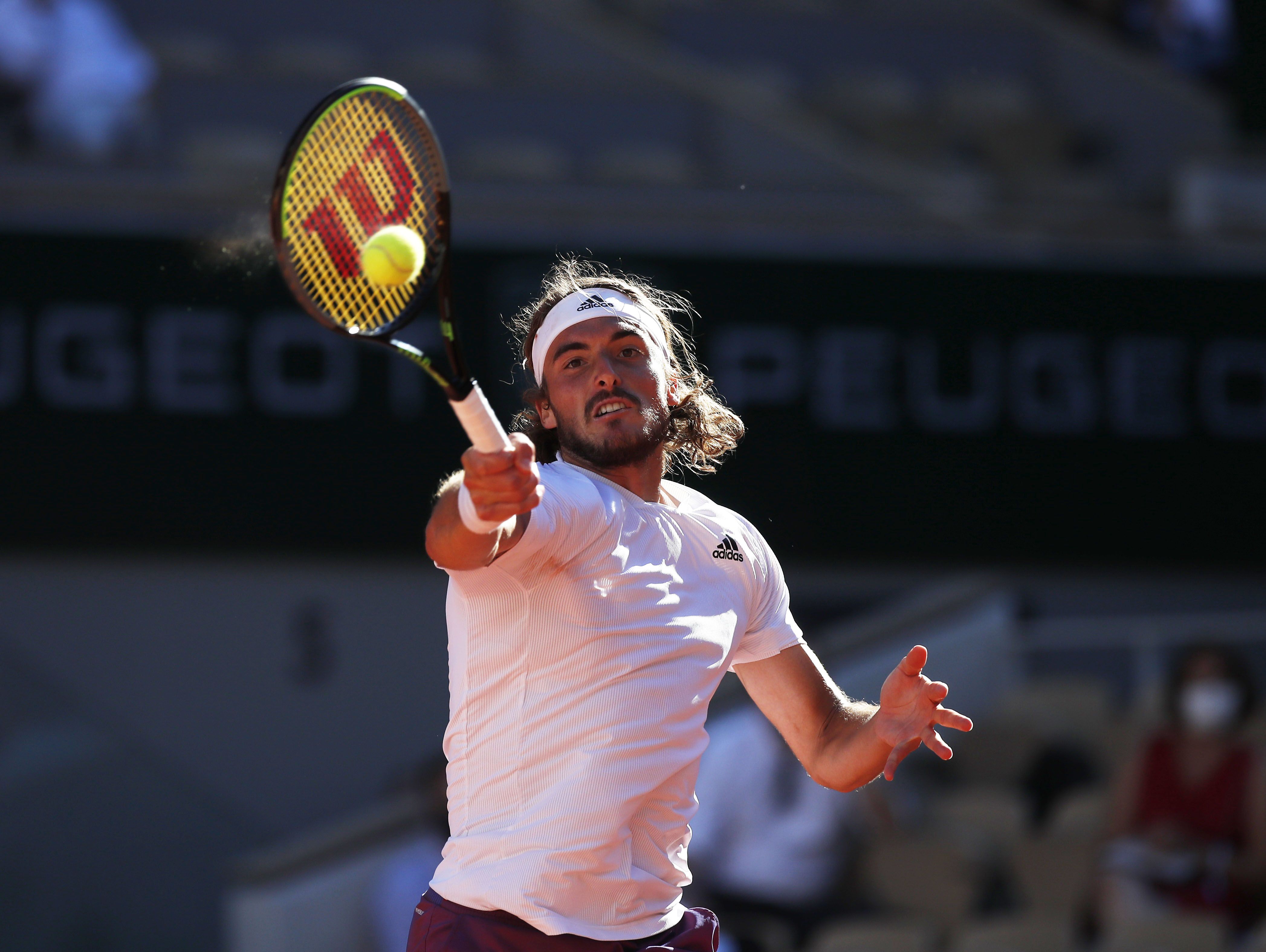 Stefanos Tsitsipas en acción durante la final del Abierto de Francia contra Novak Djokovic