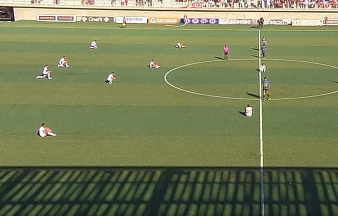 Jugadores de Deportes Copiapó protestando antes del duelo por la liguilla de promoción.