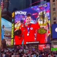 Chilenos arruinan el banderazo argentino en el Times Square con foto de Alexis