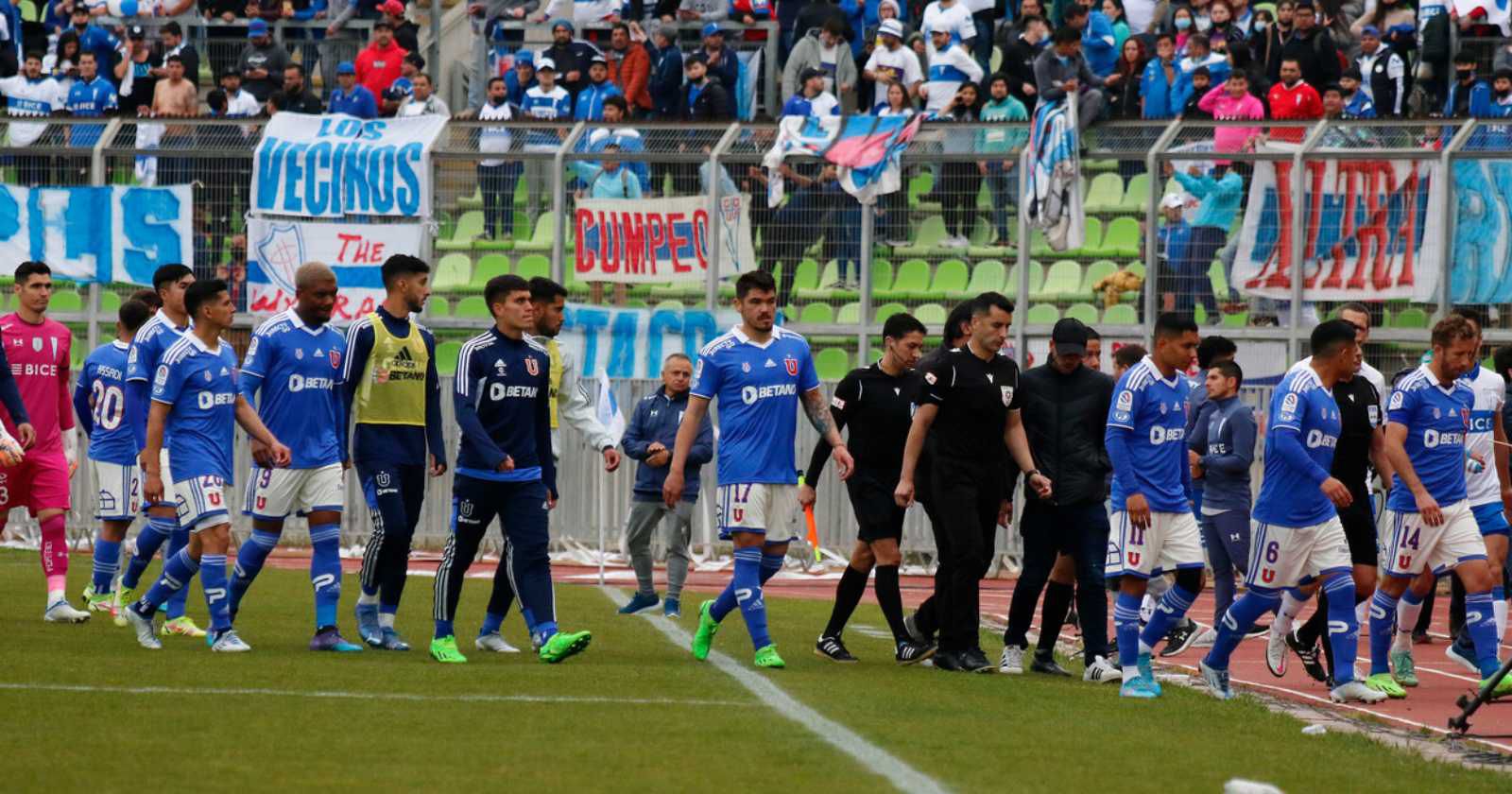 La U vuelve a los vestuarios después de la suspensión del duelo en Valparaíso.