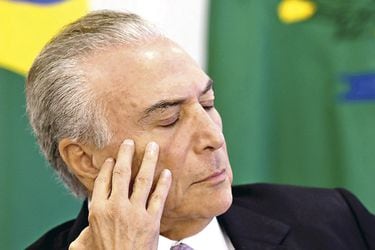 brazilian-president-michel-temer-gestures-d-37678211