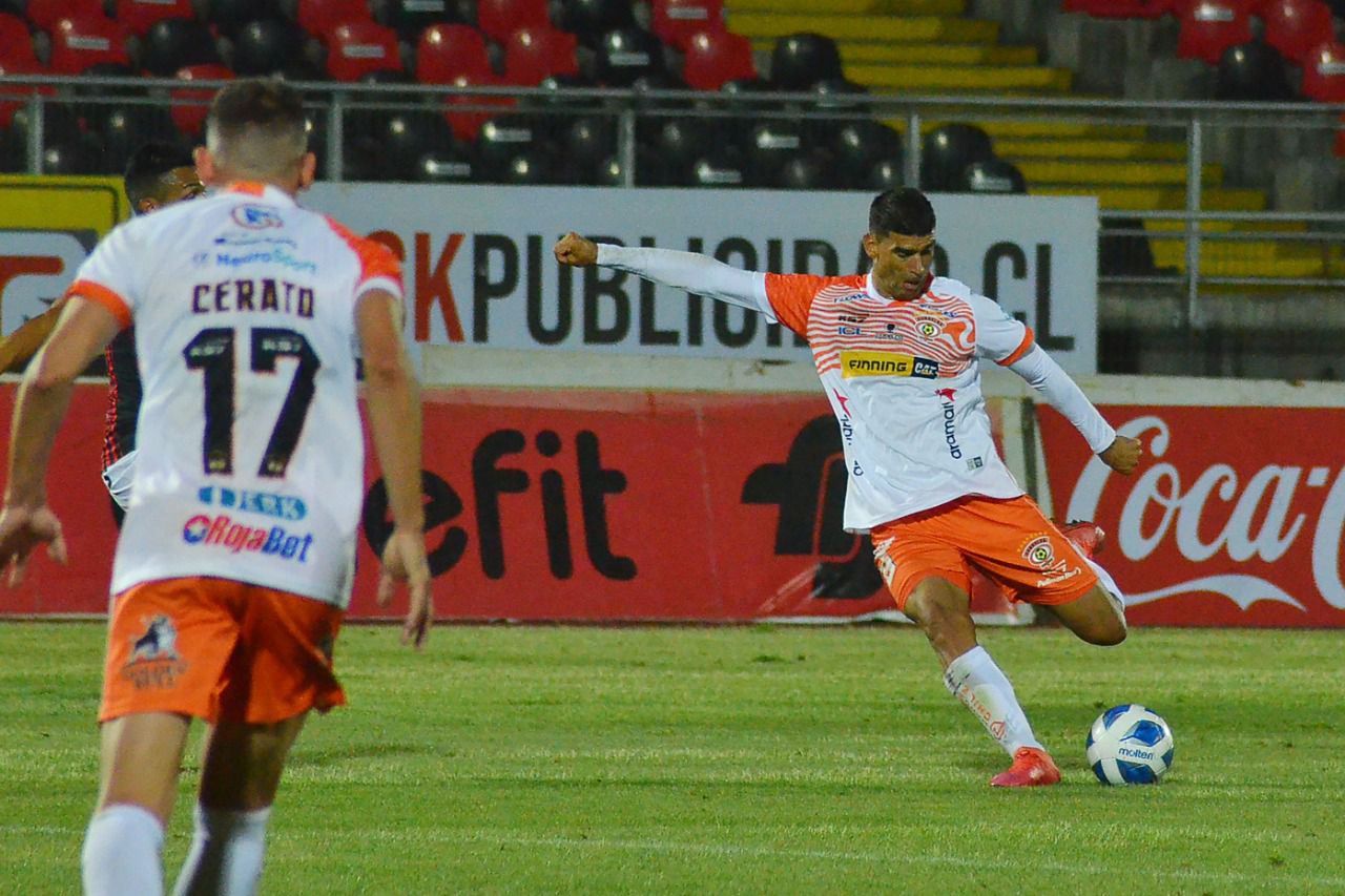 David Escalante impacta el balón, en un duelo de Cobreloa