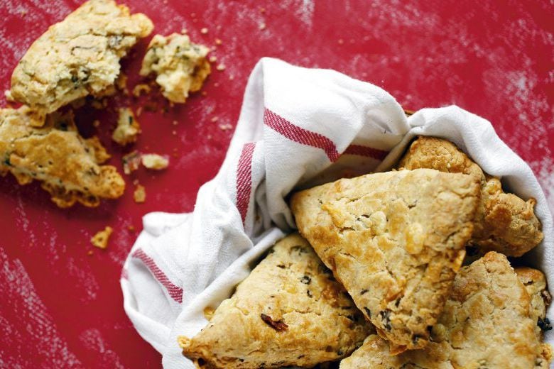 Scones de cheddar y tocino