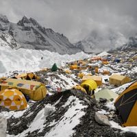 Ejército de Nepal recoge 11 toneladas de basura y recupera cuatro cadáveres en campaña de limpieza del Everest 