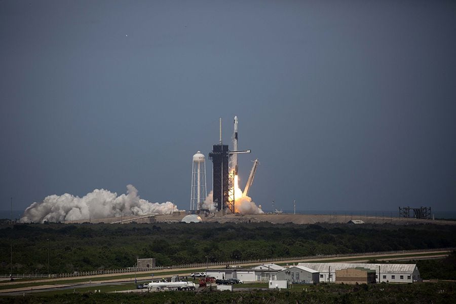 SpaceX-Falcon-9-Rocket-6627608.jpg