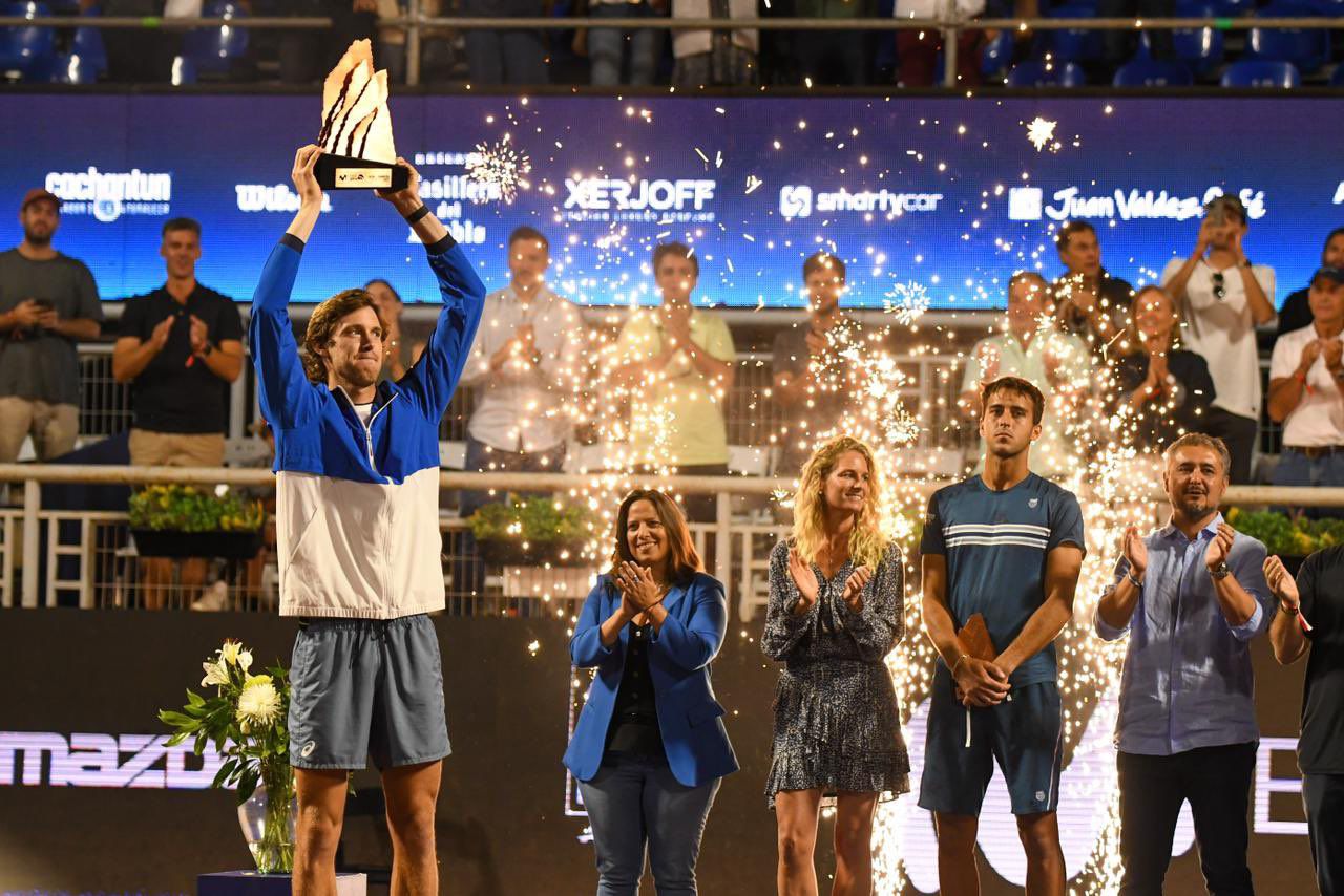 Nicolás Jarry, levantando el trofeo.