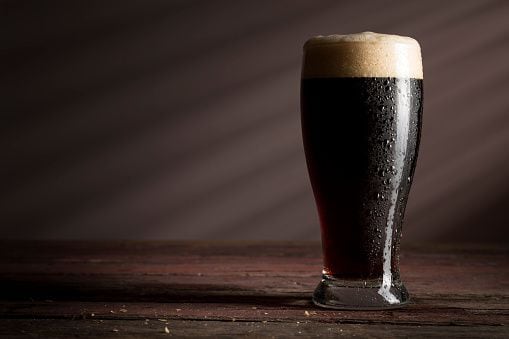 Cerveza negra frío invierno