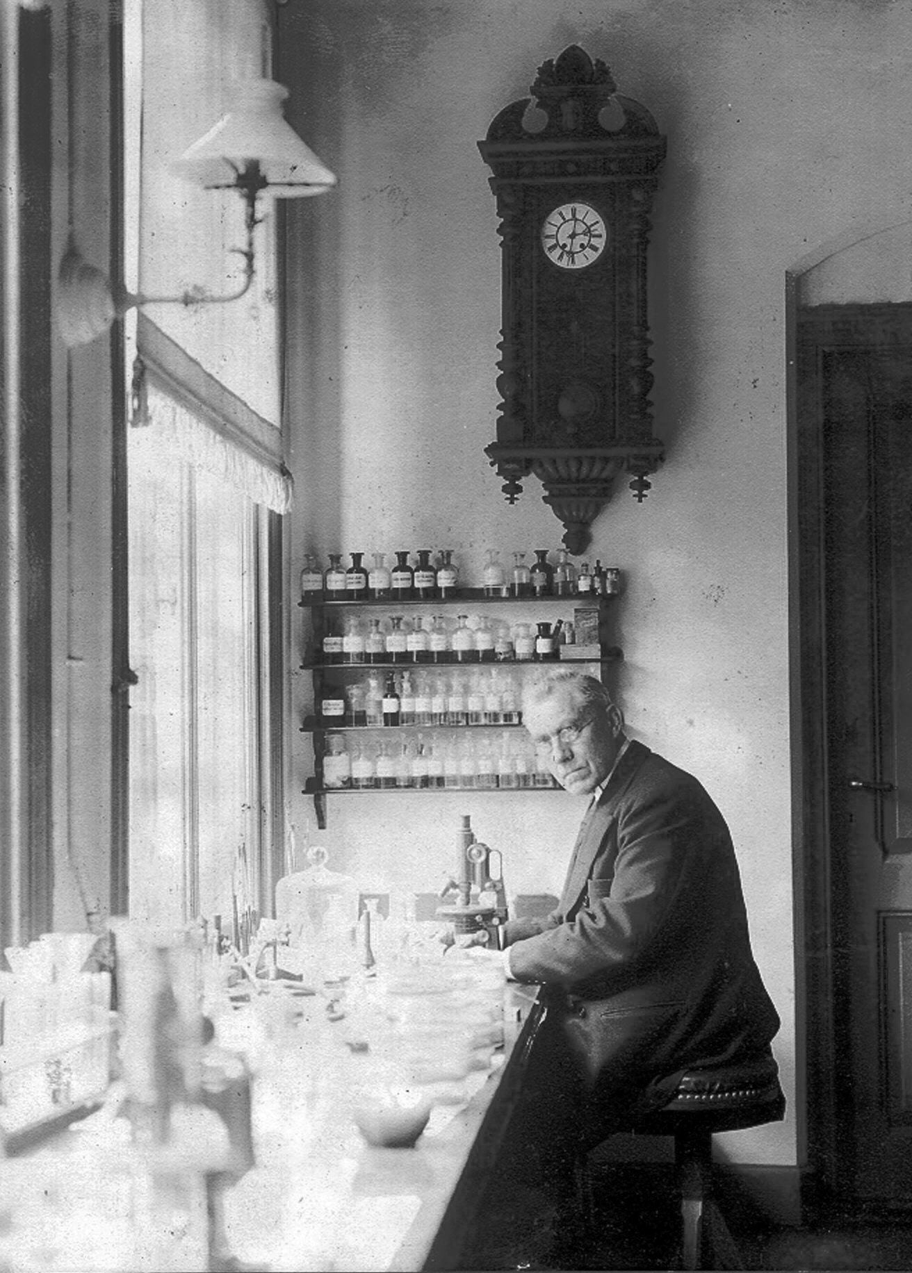 Martinus_Willem_Beijerinck_in_his_laboratory