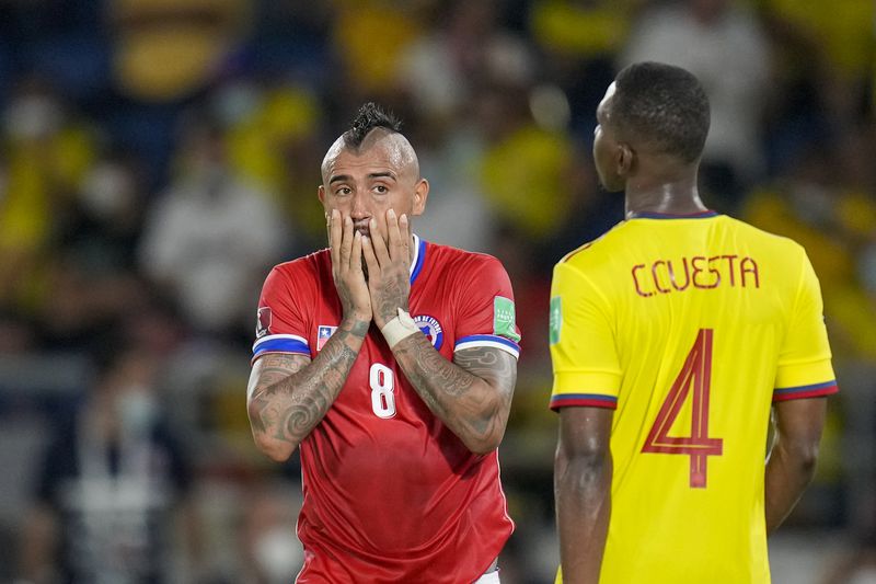 Arturo Vidal se lamenta en Barranquilla, durante la derrota de Chile ante Colombia.