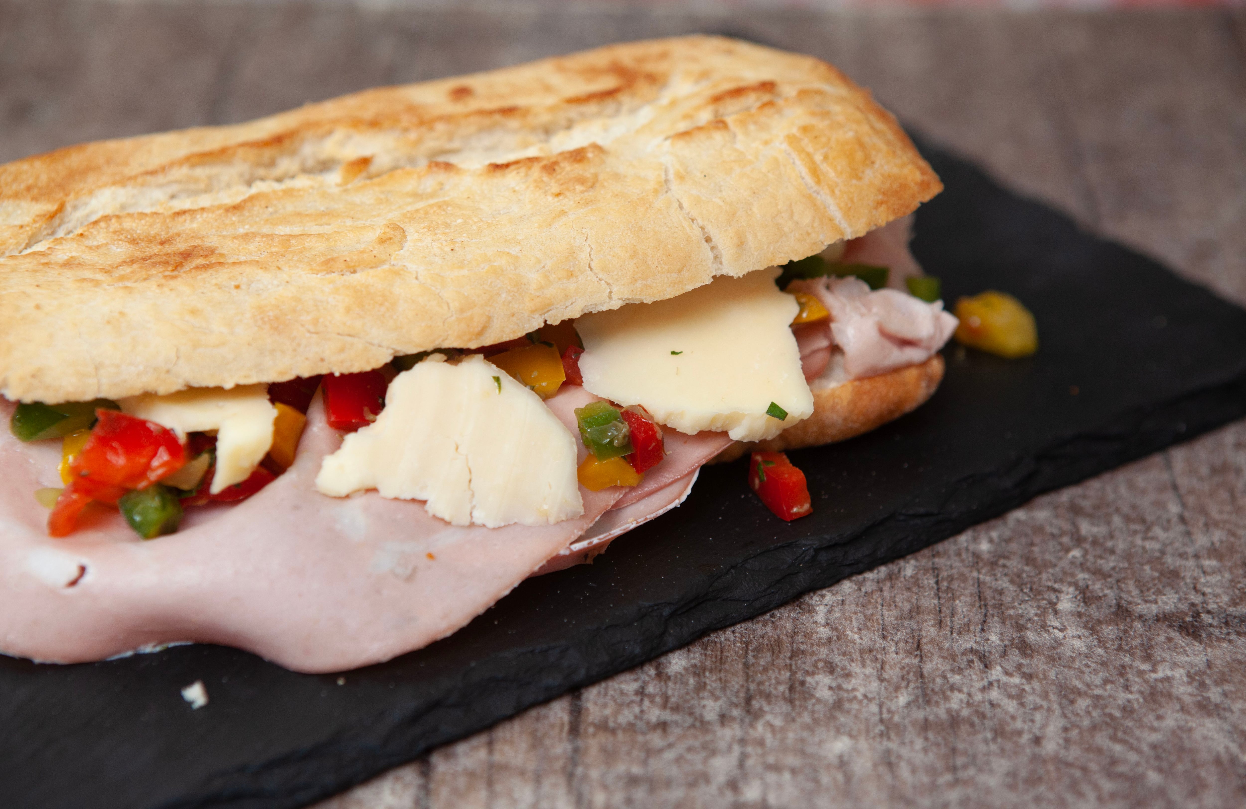 Panino de mortadella de Bologna con queso Asiago y “peperonata gourmet”