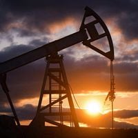 Precios del petróleo cierran el 2023 con una caída de 10% tras dos años de alzas 
