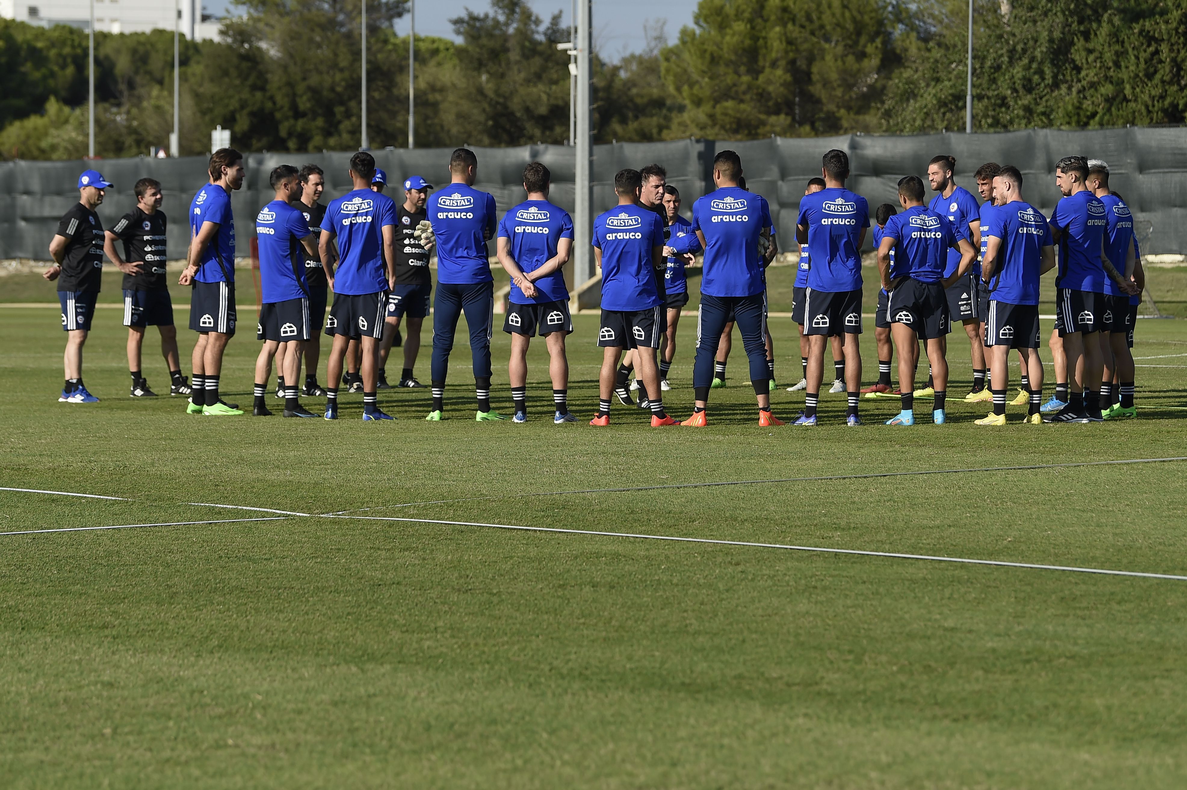 Los seleccionados durante una charla en la práctica de este lunes en España.