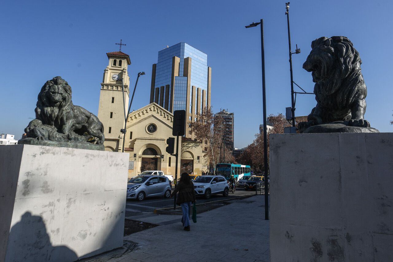 Esculturas de leones retornan a su ubicación en Providencia a más de un año  de su retiro para ser restauradas - La Tercera