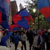 Hinchas de la “U” se manifiestan contra Azul Azul en el frontis de la casa central de la universidad