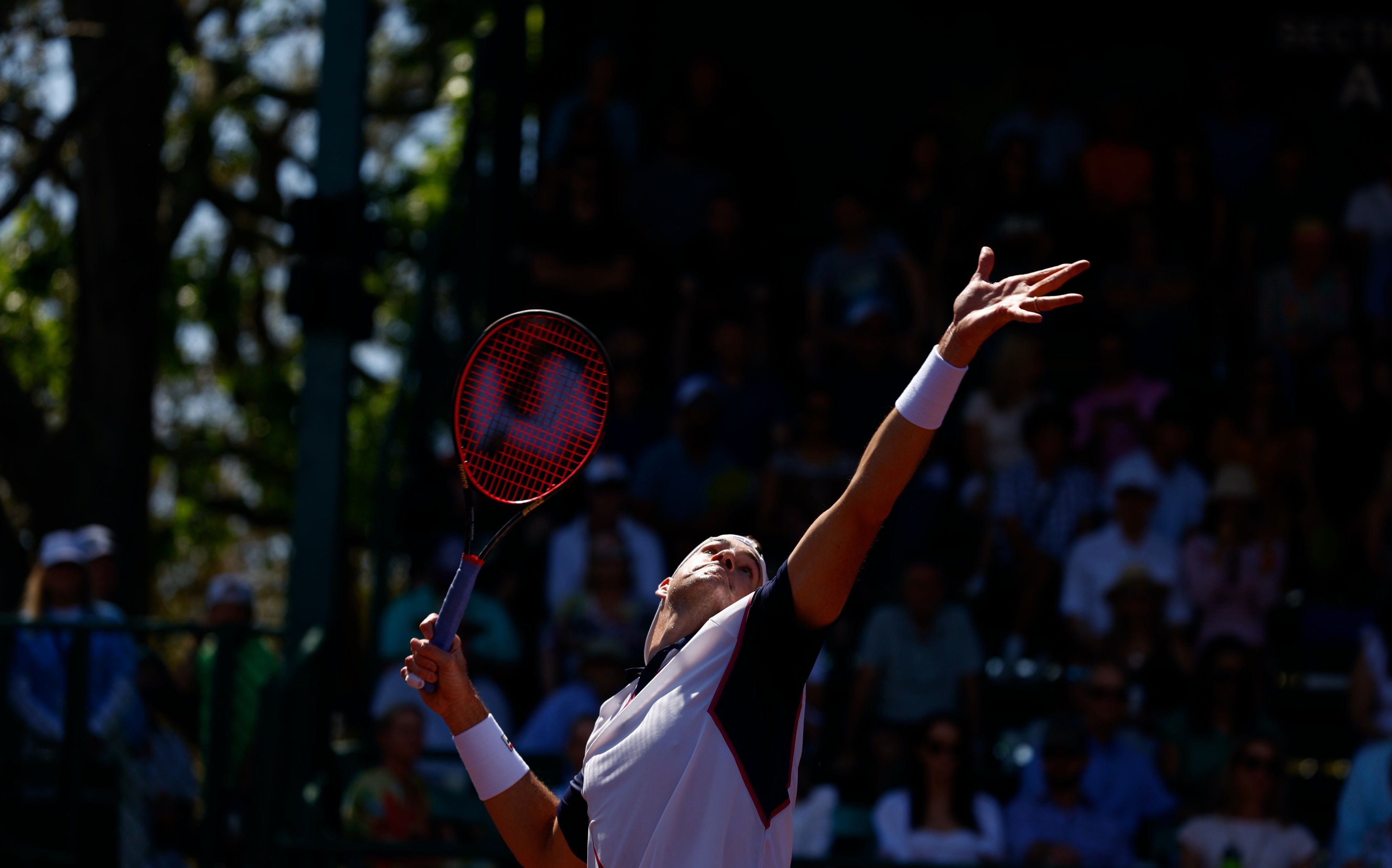 John Isner saca para ganar 6-3 y forzar un set decisivo.