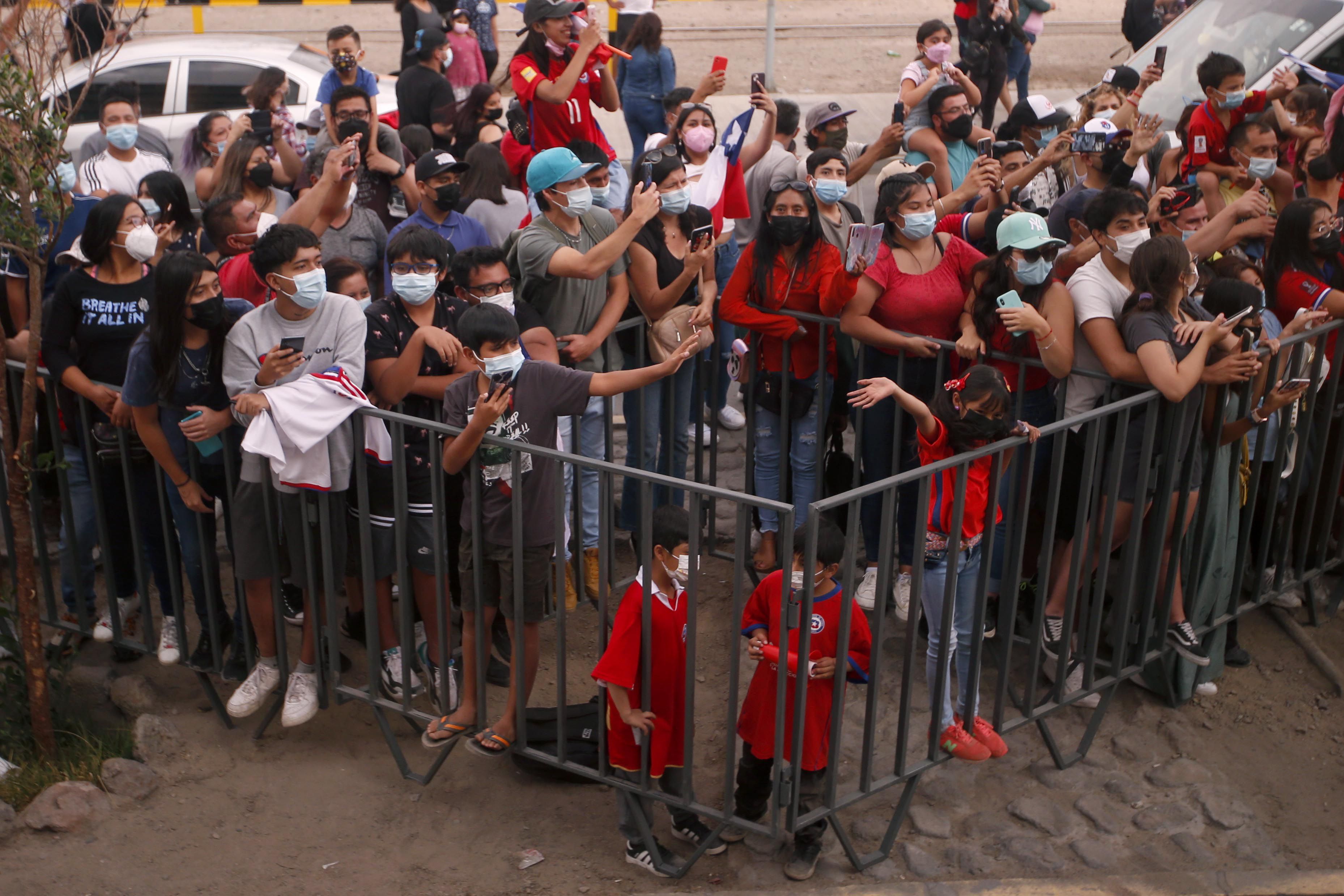 Los hinchas de la Selección, en las afueras del hotel Alto del Sol, de Calama