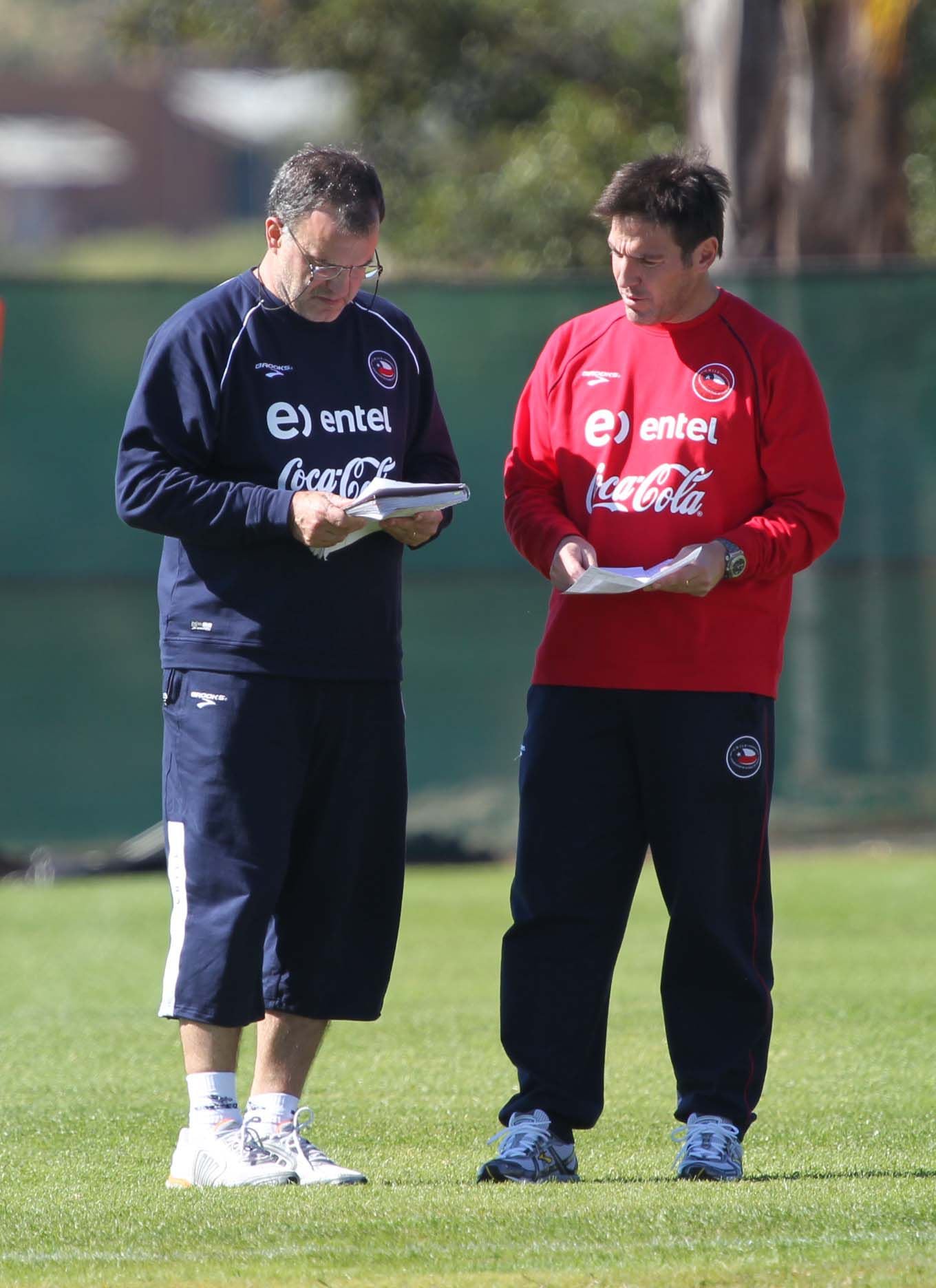 Bielsa y Berizzo, en un entrenamiento de la Roja.