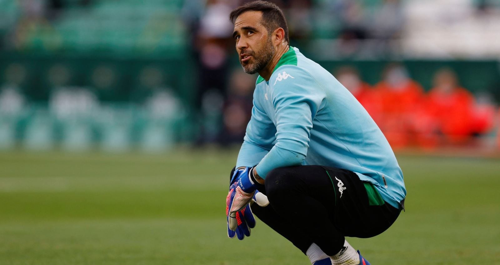 Claudio Bravo, en un calentamiento, antes de un partido del Betis.