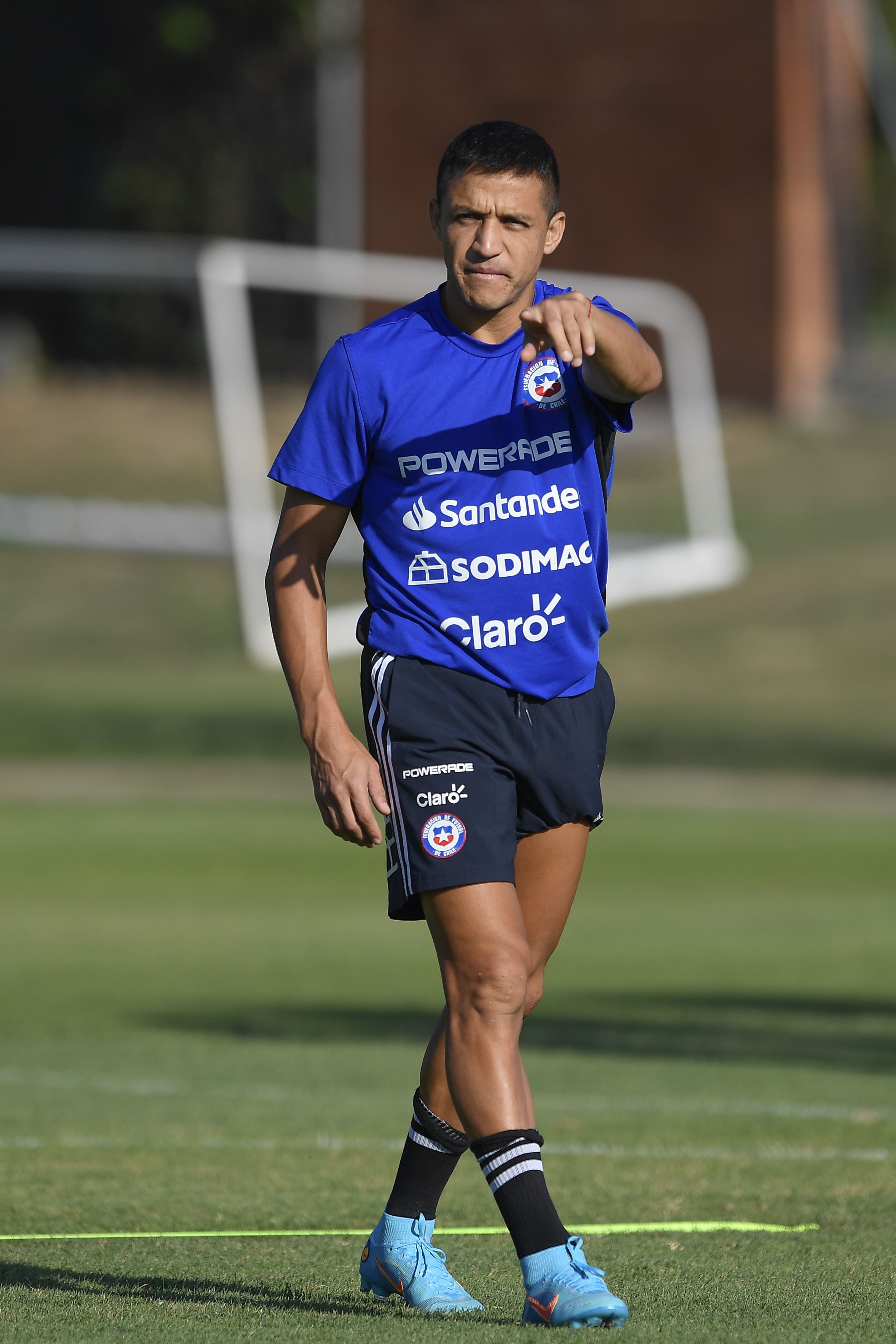 Alexis Sánchez en la práctica de este lunes en España.