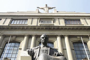 UC abre proceso contra profesor por mensajes ofensivos contra las mujeres -  La Tercera