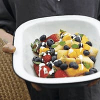 Frutas con menta y 'yogur' ligero de almendras