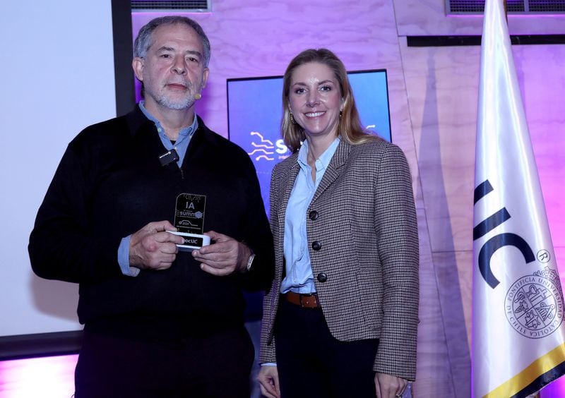 Guido Girardi, vicepresidente ejecutivo de Fundación Encuentros del Futuro, y Catalina Petric, directora de Investigación Aplicada e Innovación de Duoc UC.