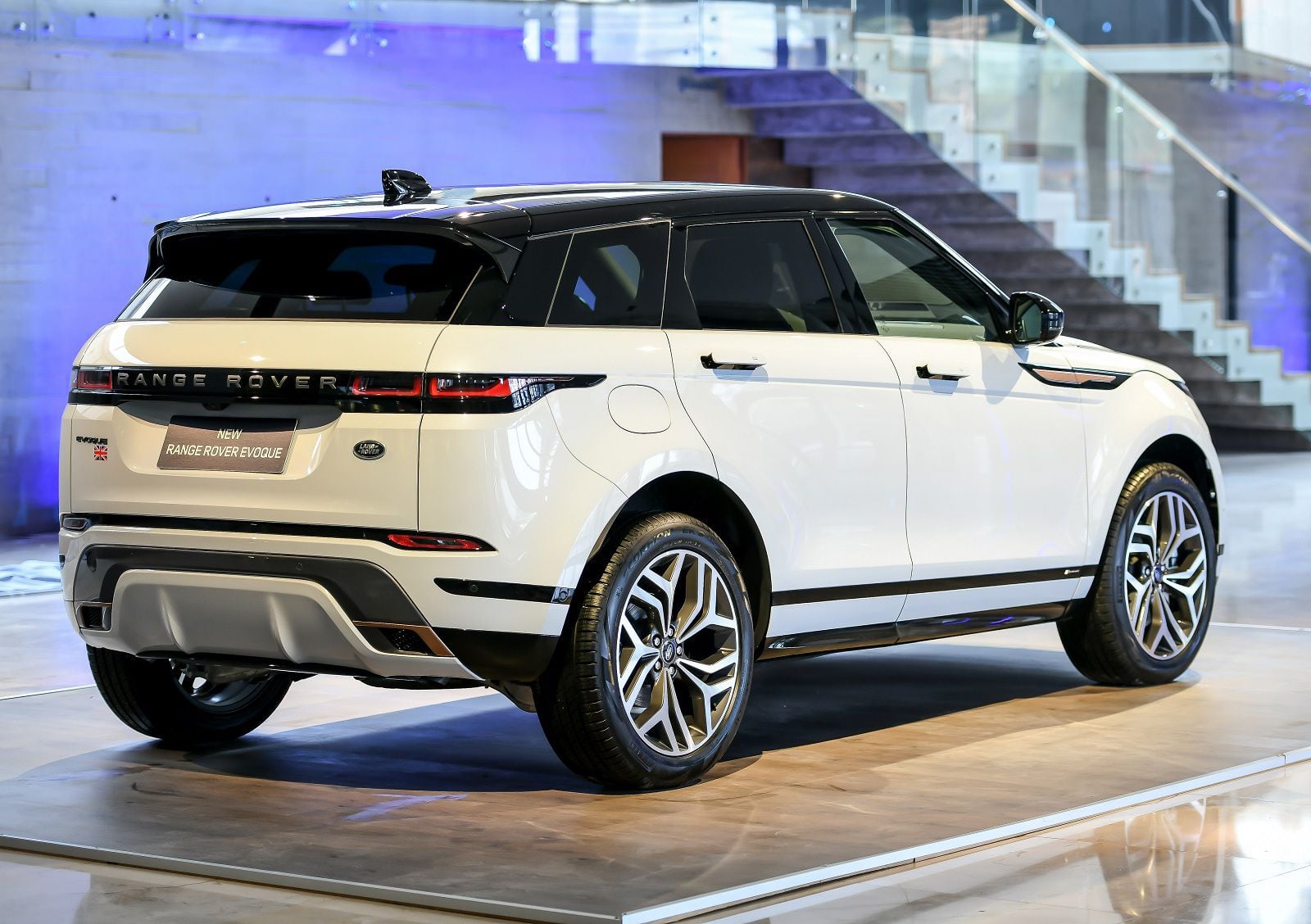 Range-Rover-Evoque-2019-2.jpg