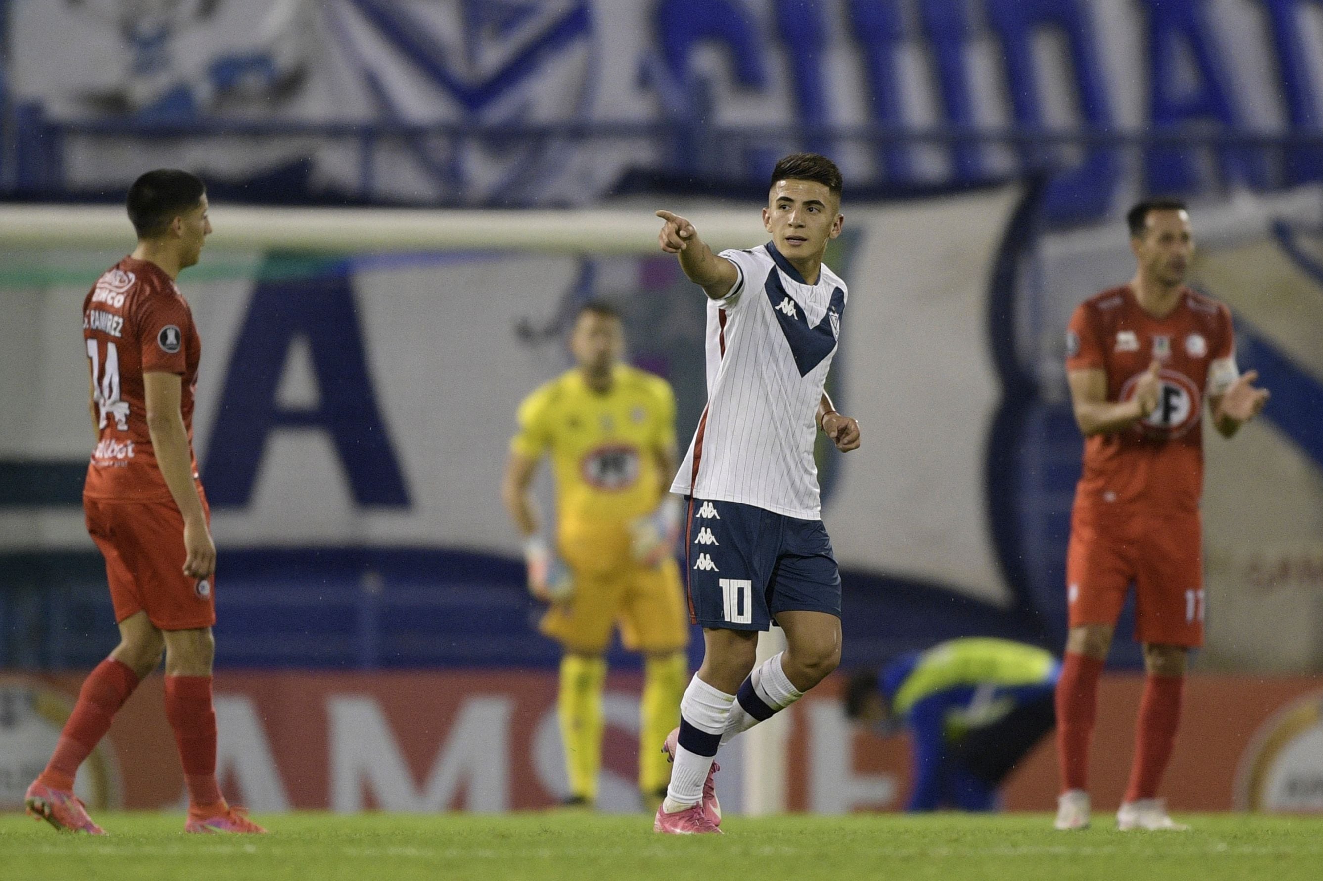 Thiago Almada fue un problema incontrolable para La Calera, que perdió ante Vélez.