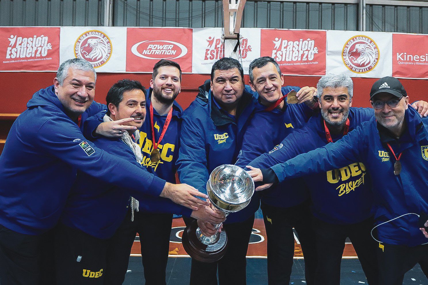 Cipriano Nuñez y su cuerpo técnico festejando el título de la Liga Nacional de Básquetbol. Foto: Almendra Pizarro/LNB.